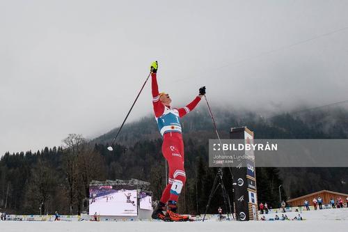 В сети появилось видео, как Большунов победил пятерых норвежских лыжников и стал чемпионом мира