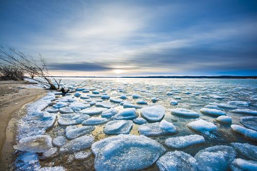 26 рыбаков спасли с отколовшейся льдины в заливе Охотского моря 
