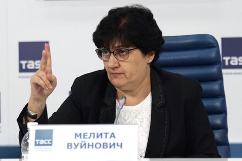 Представитель ВОЗ в России дала совет тем людям, которые не прививаются от коронавируса: сидеть дома
