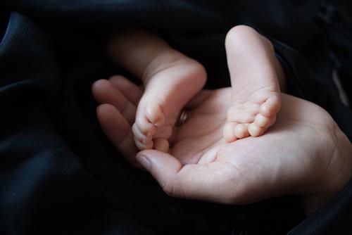 В Швеции ребенок заразился COVID-19 в утробе матери