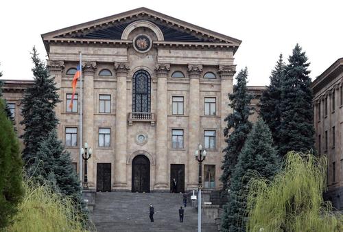 К зданию парламента Армении стянули ОМОН и спецназ, на балконах расположились снайперы