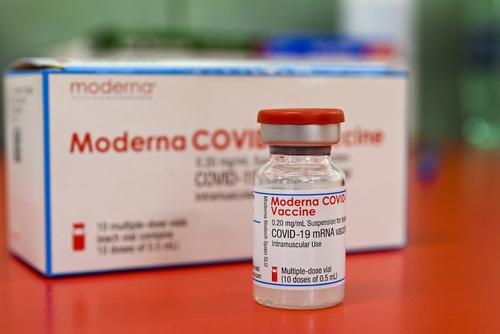 У вакцины против коронавируса Moderna обнаружили отложенные побочные эффекты