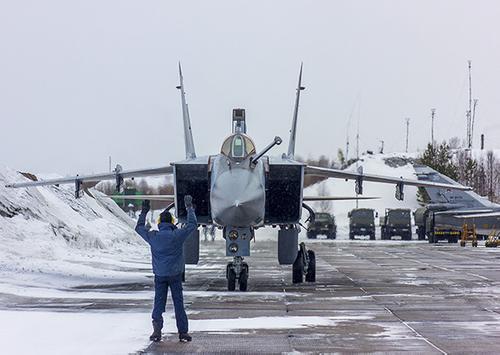 Перехватчики МиГ-31 и бомбардировщики Су-24 отработали учебно-боевые задачи в небе над Арктикой