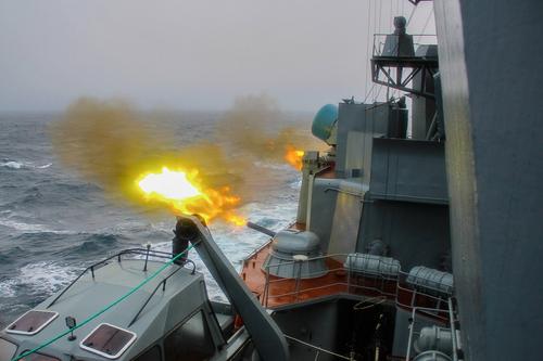 Боевой корабль ЧФ, вооруженный ракетами «Калибр» отразил воздушное нападение условного противника на порт Тартус