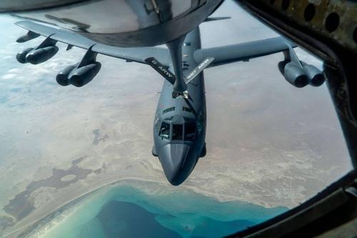 B-52 поднялись с территории США и совершили предупредительный облет Ближнего Востока