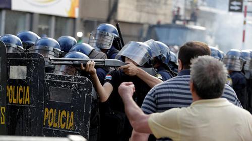 В Парагвае из-за ситуации с COVID-19 начались массовые беспорядки