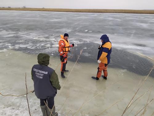 СКР раскрыл, почему автомобиль многодетной семьи в Приморье оказался на льду и провалился