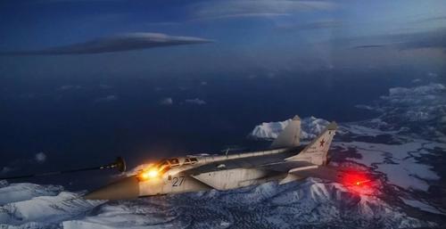 Перехватчики МиГ-31БМ морской авиации Тихоокеанского флота отработали учебно-боевые задачи в небе над Арктикой 