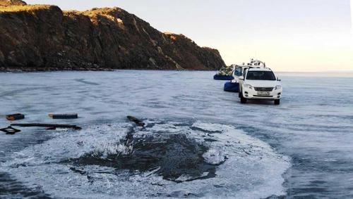 Теплая зима сделала ледовую обстановку на Байкале небезопасной для туристов
