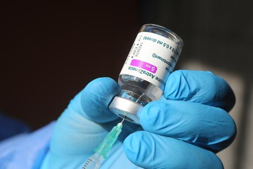 AstraZeneca прокомментировала информацию об угрозе возникновения тромбов от вакцины