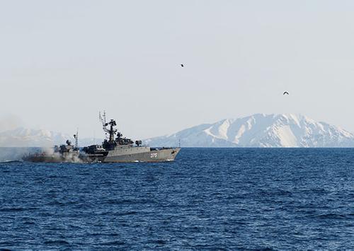 Боевые корабли ТОФ РФ проводят артиллерийские стрельбы в Японском море