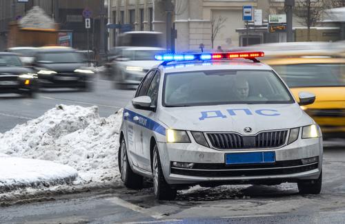 На Ленинском проспекте в Москве автомобиль врезался в отбойник