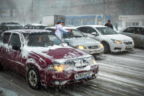В Челябинской области мародер ограбил мужчину, помогавшего водителям в буран