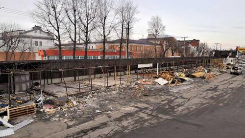 Бригады рабочих начали демонтаж части торговых строений рынка «Знаменский»