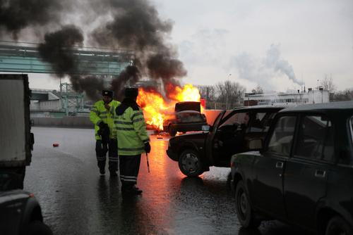 Автомобиль загорелся на Фрунзенской набережной в Москве