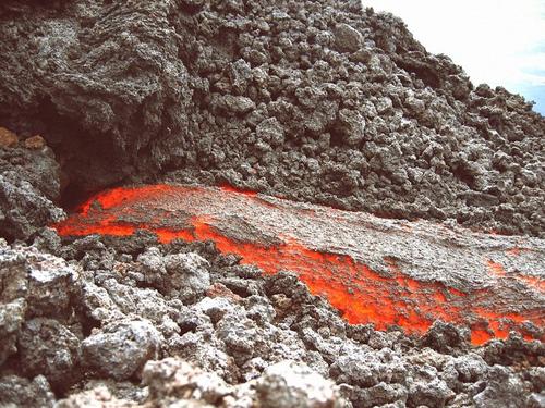 У кратера Ключевского вулкана заметили туристов, жарящих сосиски на лаве