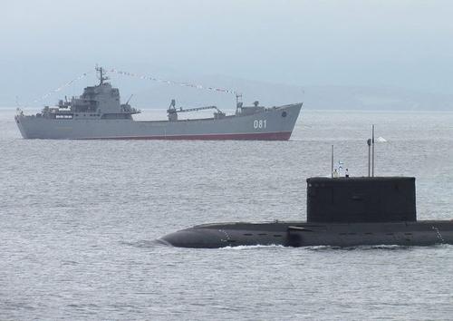 Противолодочные корабли ТОФ атаковали глубинными бомбами субмарину условного противника