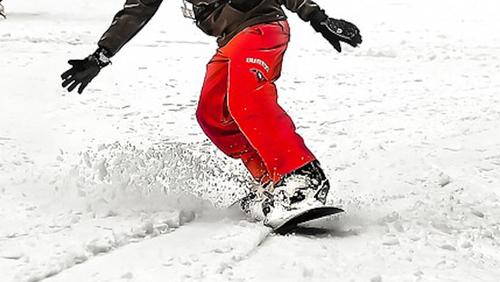 Сноубордистку спасли из глубокого сугроба в горах недалеко от Сочи