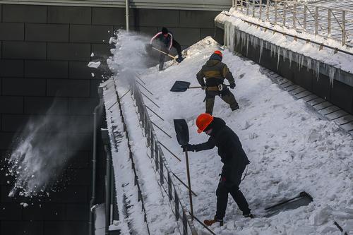 В муниципалитетах области продолжается очистка крыш от снега