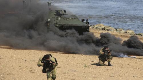 На фоне учений НАТО в Черном море морпехи ЧФ РФ отработали уничтожение десанта условного противника, высадившегося на берег Крыма 