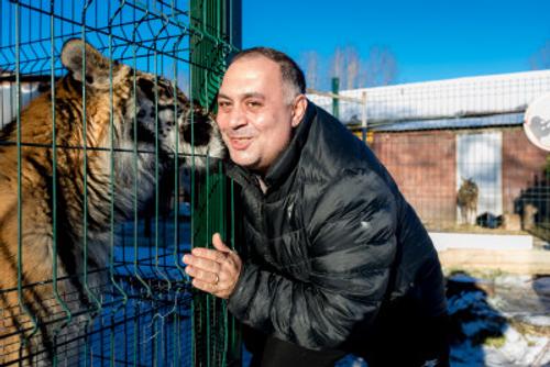 Челябинский Айболит получил международную премию за спасение львенка Симбы