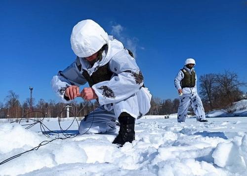 Саперы ЦВО очищают реки Южного Урала ото льда методом подрыва 