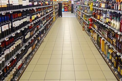 Правозащитница Волынец предложила запретить продажу алкоголя и сигарет покупателям с детьми