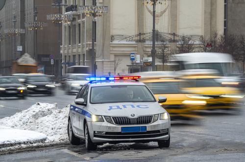Полицейский на служебном автомобиле сбил человека на Кутузовском проспекте. Пешеход погиб