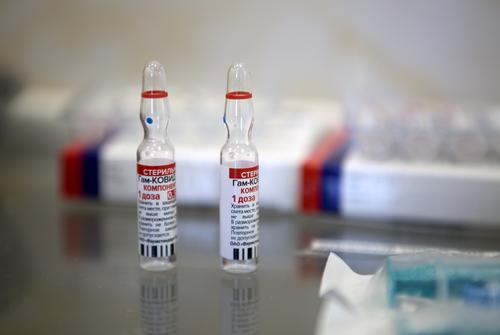 Врач-инфекционист Владимир Чуланов назвал три противопоказания к вакцинации от COVID-19