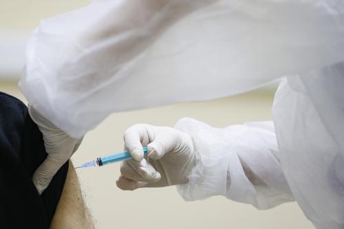 Президент Пакистана заразился коронавирусом после вакцинации 