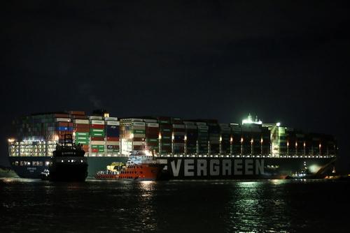 Bloomberg: заблокировавший Суэцкий канал контейнеровоз сняли с мели