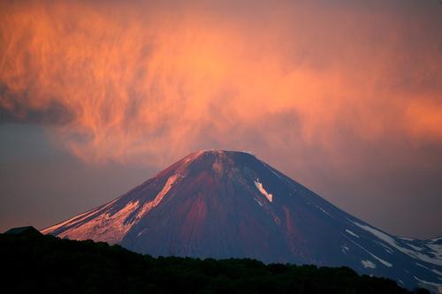 Альпинист сорвался в ущелье с вулкана на Камчатке и погиб