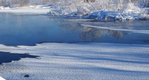 В Приморье два человека провалились под лед на реке и погибли