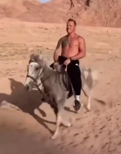 Латвийский боксер Майрис Бриедис мчится на коне под русскую народную песню