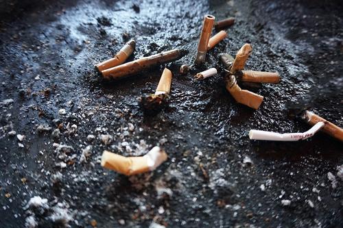 Власти Британии хотят обязать производителей сигарет оплачивать уборку улиц