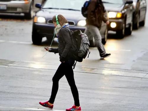 Пешеходная пробка: почему смартфоны замедляют движение