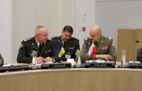 Украина опять громко постучалась в НАТО, пока безответно