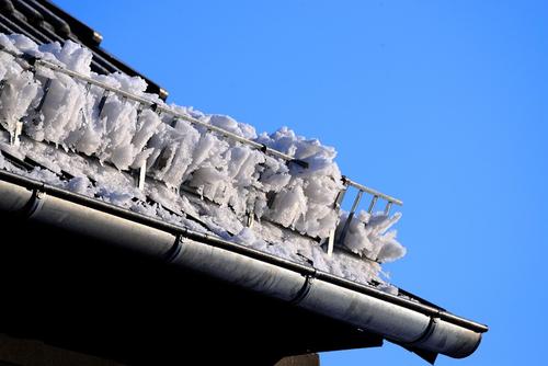 Глыба снега на Ямале обрушилась с крыши здания на ребенка