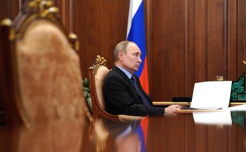 Путин подписал закон о президентских сроках, позволяющий ему баллотироваться на пост президента РФ