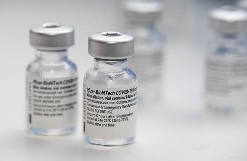 В Австралии пожилая женщина скончалась через несколько часов после прививки вакциной Pfizer