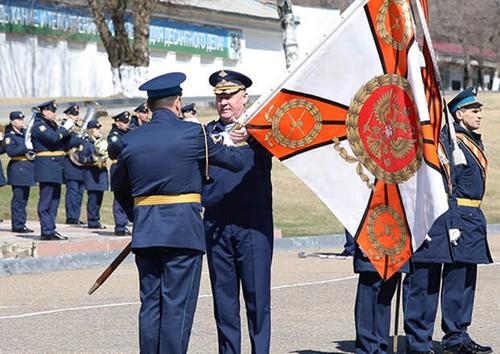 Командующий ВДВ вручил Георгиевское знамя новому командиру Уссурийского отдельного десантного соединения 