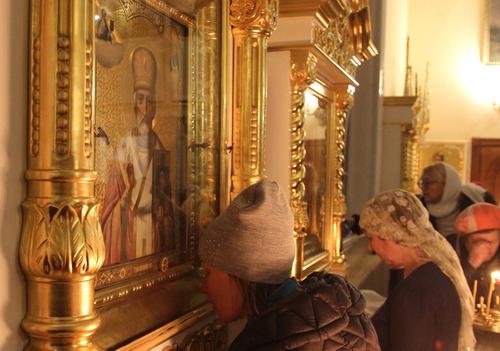 Протоиерей Максим Первозванский призвал верующих воздержаться от целования икон в храмах на Благовещение