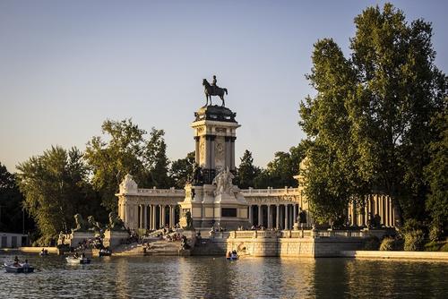 Власти Мадрида призвали оказать давление на EMA для одобрения вакцины «Спутник V»