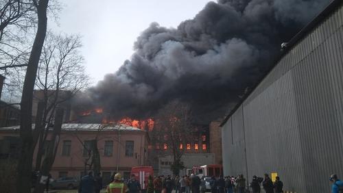 Огонь перекинулся с Невской мануфактуры на соседнее здание