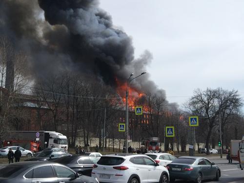 На месте пожара на Невской мануфактуре в Петербурги обнаружили тело погибшего