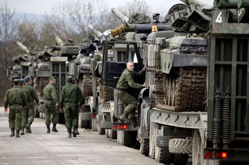 Шойгу: Америка и НАТО стягивают войска к западным границам России 