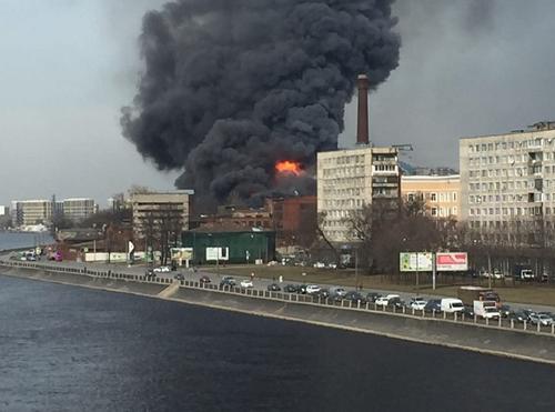 Пожар в хостеле рядом с Невской мануфактурой в Санкт-Петербурге потушили
