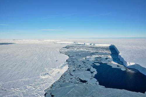 От Антарктического ледника откололся огромный айсберг. На место прибыли ученые
