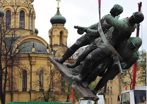В Польше продолжается снос памятников красноармейцам