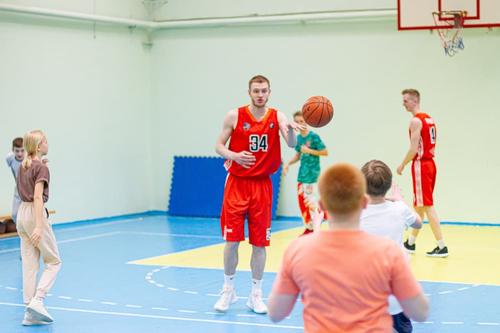 Профессиональные баскетболисты провели уроки физкультуры в школах Челябинска
